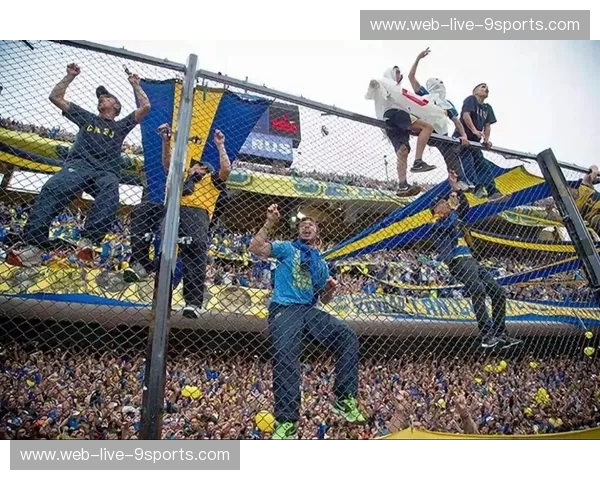 火花碰撞，激情无限：河床与亚瓜拉的绿茵史诗